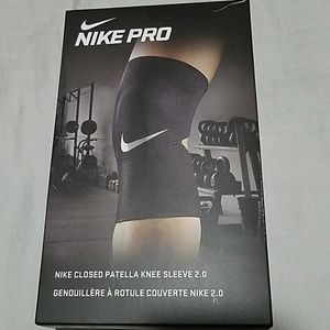 Nike Closed Patella Knee Sleeve 2.0